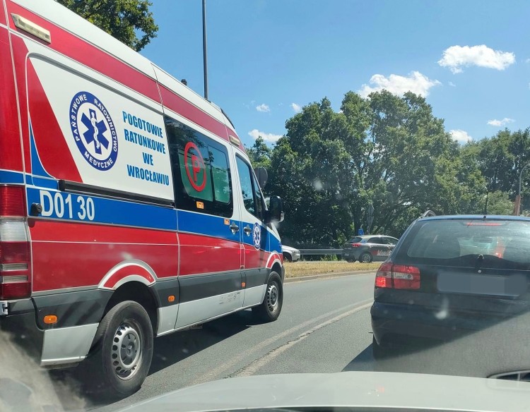 Wrocław: Kierowca autobusu MPK potrącił młodą kobietę. Przechodziła przez przejście, Zdjęcie nadesłane przez czytelnika