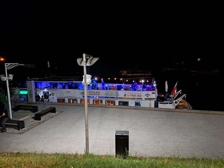 Wrocław: Statek - impreza na Odrze nie dawał ludziom spać przez pół nocy, Paul