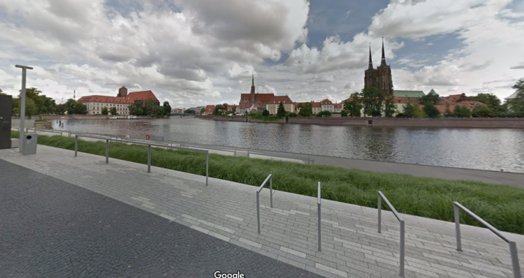Alkohol pod chmurką we Wrocławiu. Tutaj policja interweniuje najczęściej, Google Maps