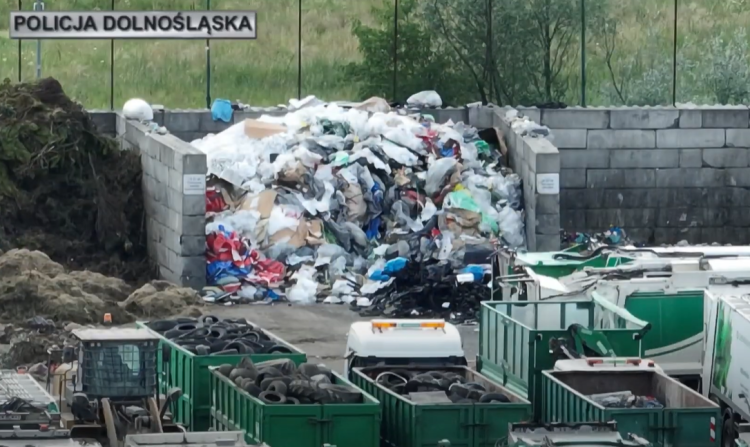 Śmieci z Wrocławia trafiały do wykopanych w lesie dołów!, Policja Dolnośląska