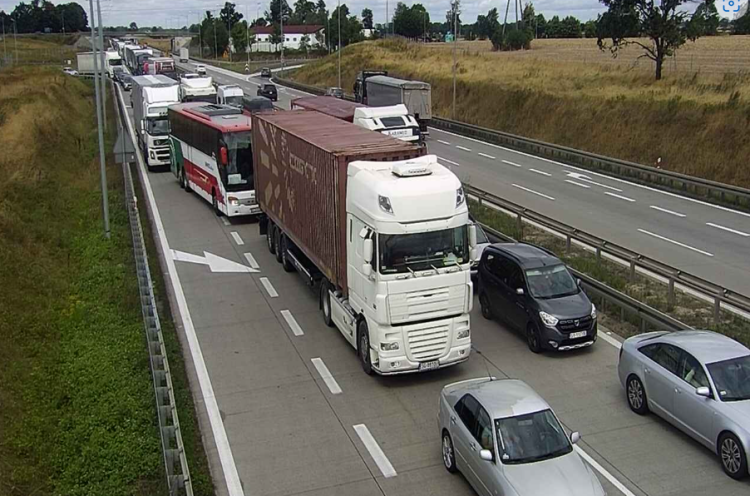 Do Wrocławia lepiej nie autostradą. Droga mocno się korkuje, traxelektronik