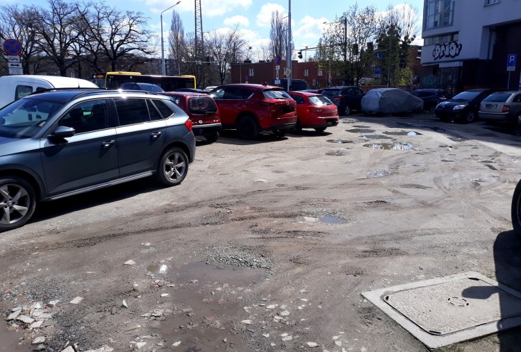 Wrocław: Miasto zlikwiduje dziki parking w centrum, ZDiUM