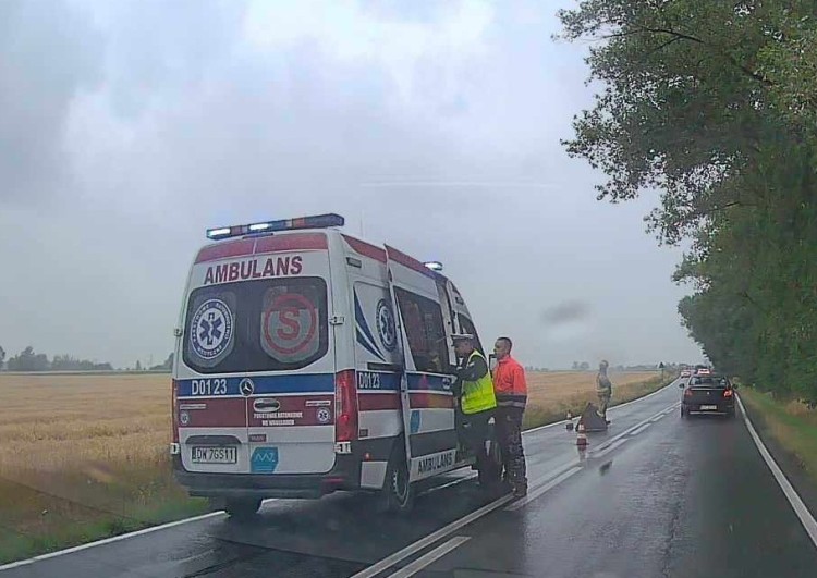 Wypadek na popularnej trasie do Wrocławia. Auto w rowie [ZDJĘCIA], Zdjęcia nadesłane przez czytelnika
