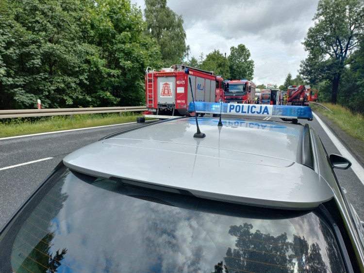 Droga Wrocław - Kudowa zablokowana. Dwie osoby nie żyją, lądują dwa śmigłowce po rannych, Komenda Powiatowa Policji w Ząbkowicach Śląskich