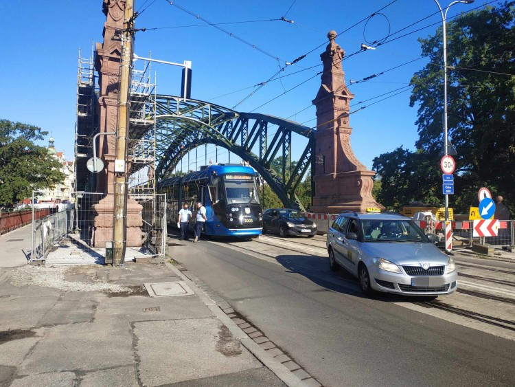 Wrocław: Komunikacyjny horror. Połamany pantograf zablokował most, is