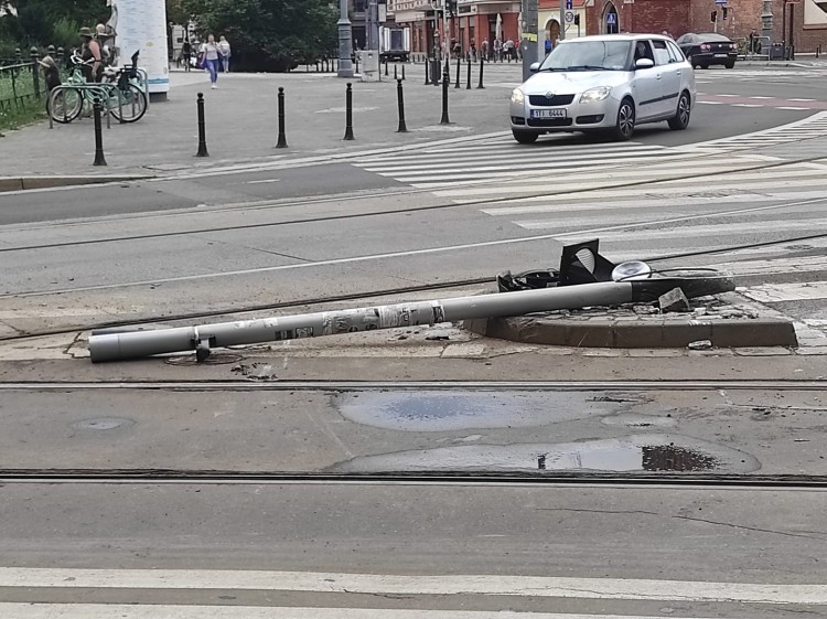 Wrocław: Tramwaj wykoleił się w centrum miasta. Spore utrudnienia, Zdjęcie czytelnika grupy Korespondenci MPK