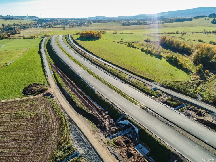 Nowa droga z Wrocławia do Pragi kończy się w polu. Czy Czechów będzie stać na ich odcinek?, materiały inwestora