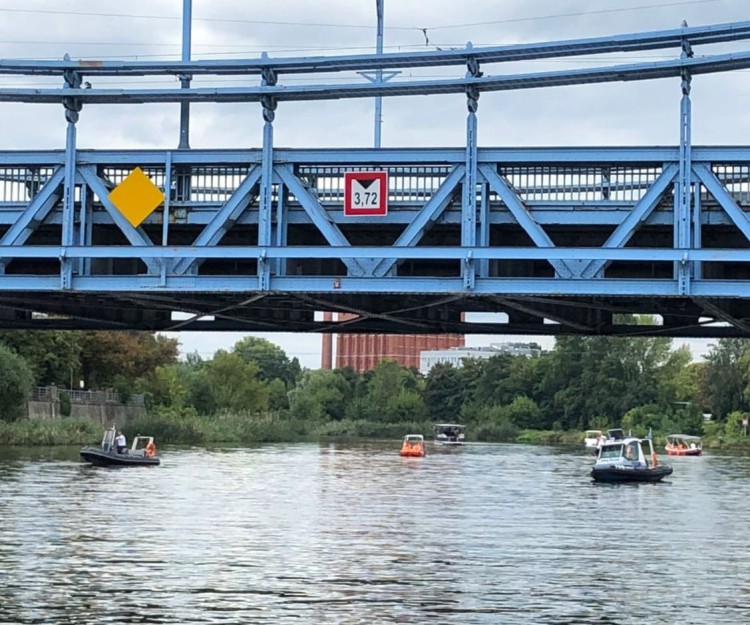 Niebezpieczny ładunek na moście Grunwaldzkim we Wrocławiu - zamknięty most, akcja pirotechników, Dolnośląskie WOPR
