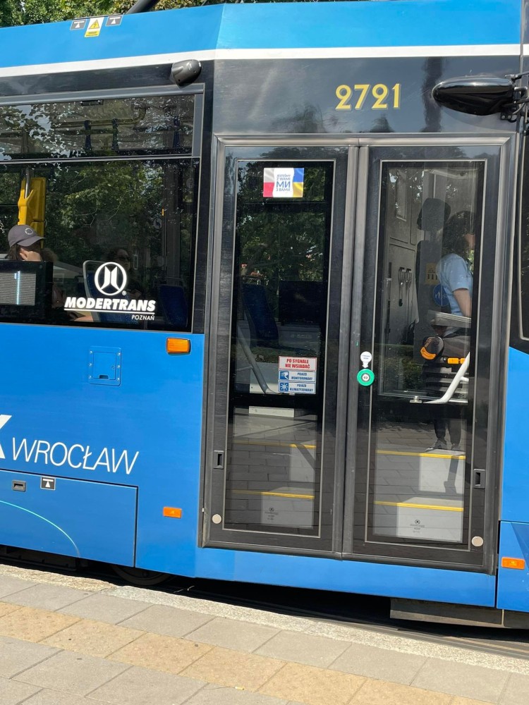 Wrocław: Z tramwajów i autobusów znikają ukraińskie flagi, MPK Wrocław