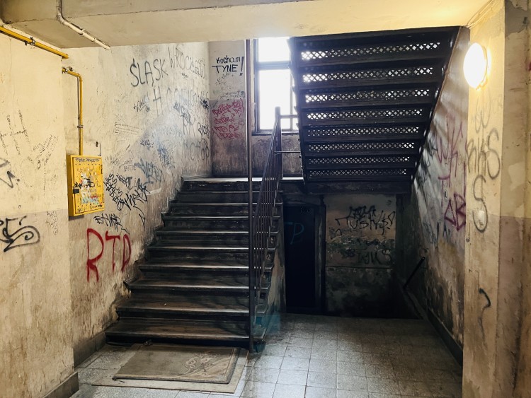 Centrum Wrocławia. Kurierzy boją się wchodzić na te klatki schodowe. Są jak z koszmaru, Jakub Jurek