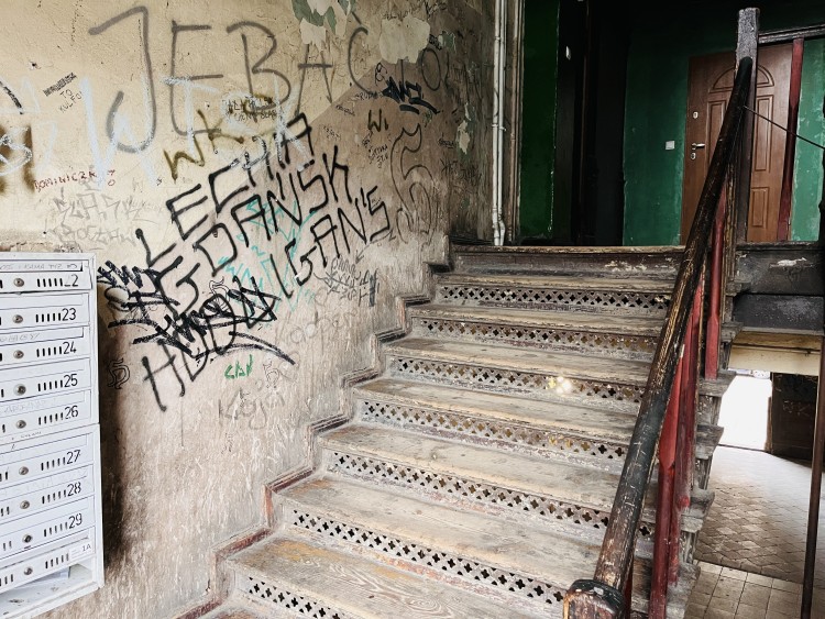 Centrum Wrocławia. Kurierzy boją się wchodzić na te klatki schodowe. Są jak z koszmaru, Jakub Jurek
