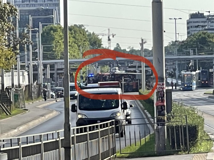 Wrocław: Urwany pantograf i korek tramwajów na pl. Grunwaldzkim, Grupa Suszą