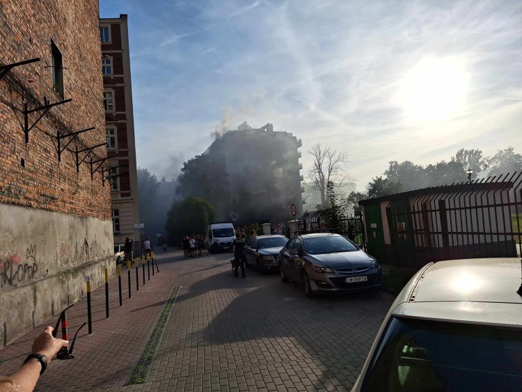 Duży pożar we Wrocławiu. Pali się blok, ludzie są uwięzieni w środku, Wojciech Wersen