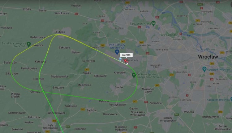 Samolot stoi na pasie. Drugi ląduje prosto na niego. Co się wydarzyło na lotnisku we Wrocławiu?, Flightradar24
