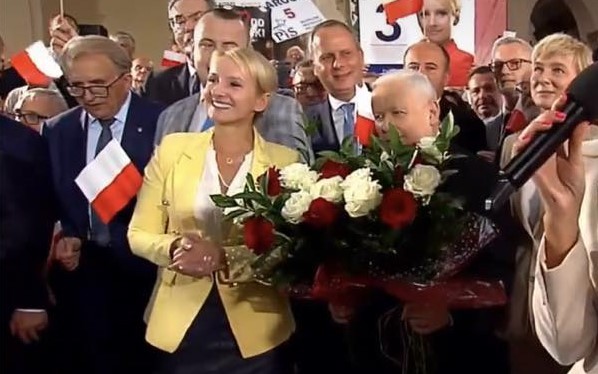 Kaczyński we Wrocławiu, posłanki walczą na bukiety o względy prezesa [WIDEO], 