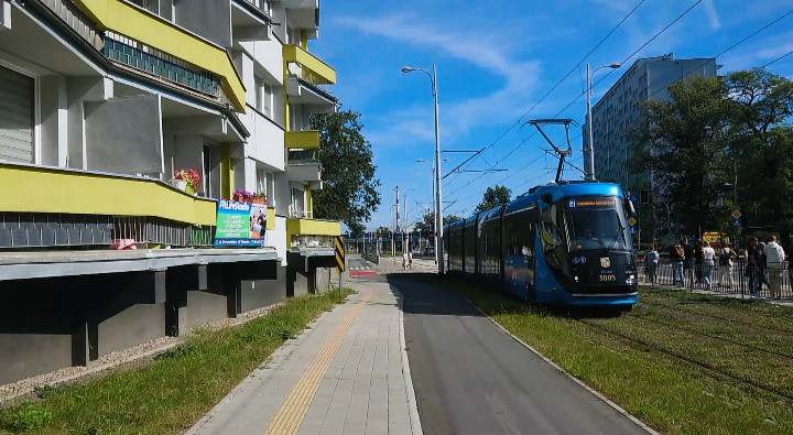Wrocław zbudował im tramwaj pod samymi oknami. Na obrazkach tory były dalej, Mieszkańcy Popowic