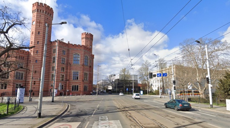 Wrocław: Na Podwalu zepsuły się zwrotnice. Utrudnienia w weekend na kilku liniach, Google Maps