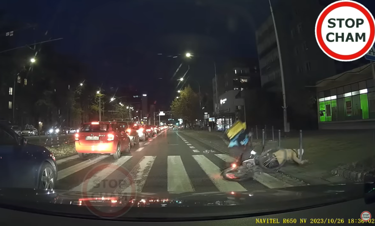 Wrocław: Rowerzysta potrącił pieszą na pasach. Uderzyła głową w słupek [WIDEO], STOP CHAM
