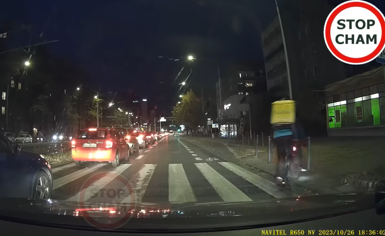 Wrocław: Rowerzysta potrącił pieszą na pasach. Uderzyła głową w słupek [WIDEO], STOP CHAM