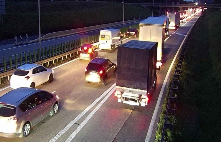 Długi korek na autostradzie A4. Kierowcy stoją w stronę Wrocławia, traxelektronik