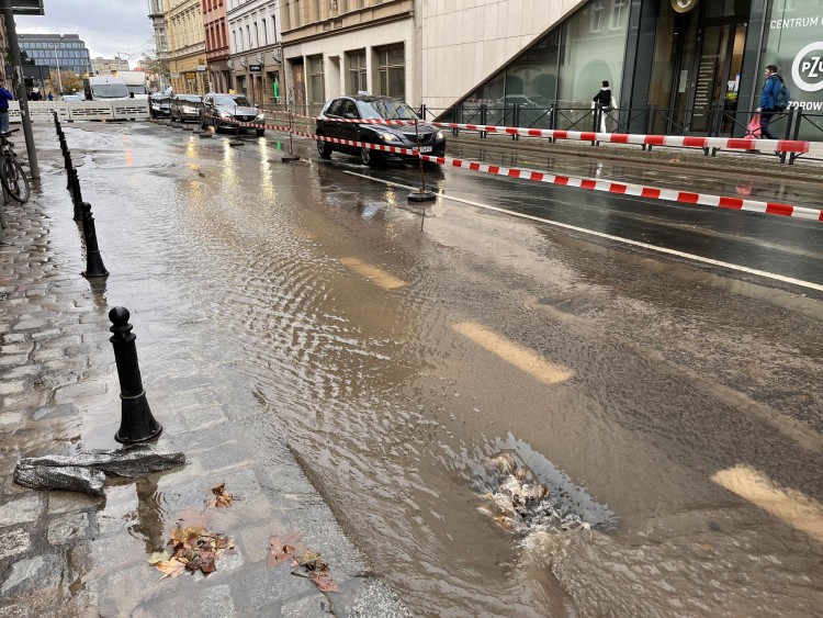 Wrocław: Ulica Ruska pod wodą. Pękła rura, paraliż komunikacyjny, Jakub Jurek
