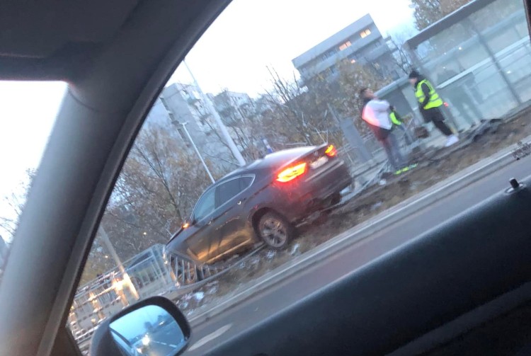 Wypadek we Wrocławiu: BMW wpadło na przystanek tramwajowy, Grupa Suszą! Wrocław i okolice