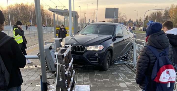 Wypadek we Wrocławiu: BMW wpadło na przystanek tramwajowy, Korespondenci MPK