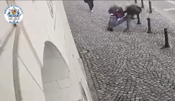 Wrocław: Szaleniec skopał na ulicy starszą panią. Potem schował się w pawlaczu, Kadr z nagrania policji