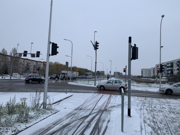 Atak zimy we Wrocławiu. Jest bardzo ślisko, kierowcy stoją w korkach. To nie koniec śniegu!, Redakcja