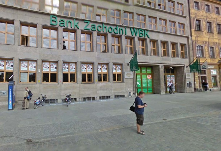Najbogatszy wrocławianin chce przebudować dawny bank przy Rynku. Co tu powstanie?, Google Street View