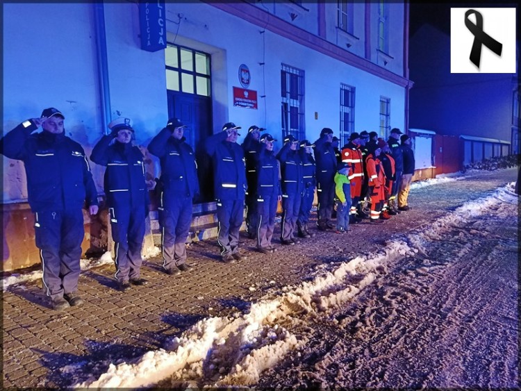 Funkcjonariusze w całym kraju oddali hołd zmarłym policjantom, Policja Środa Śląska