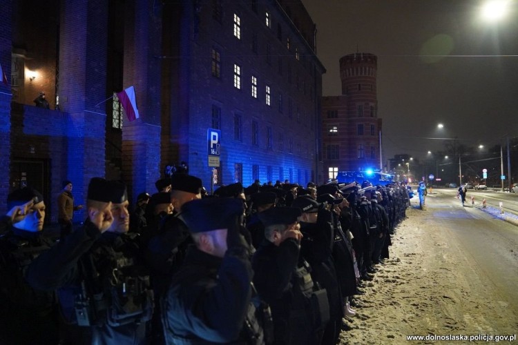 Funkcjonariusze w całym kraju oddali hołd zmarłym policjantom, Komenda Wojewódzka Policji we Wrocławiu