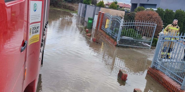 Groźnie pod Wrocławiem. Woda na podwórkach, kolejne alarmy, OSP Święta Katarzyna