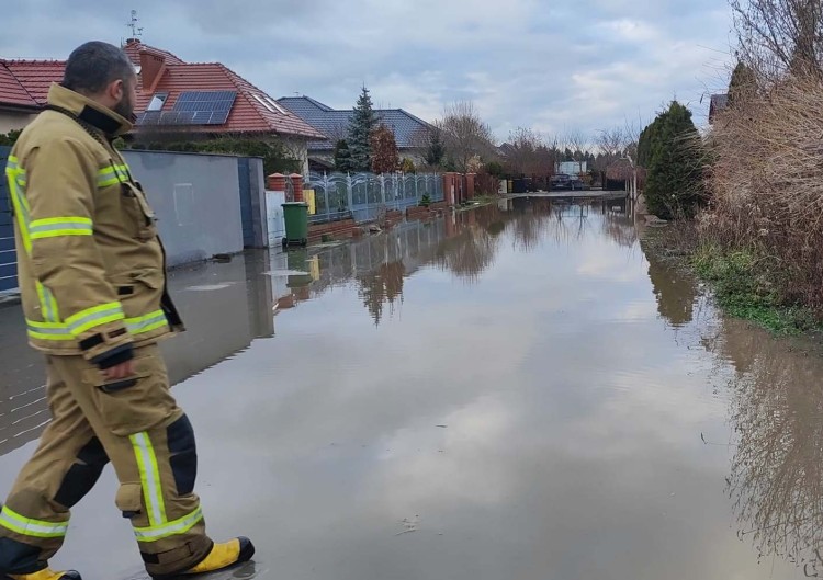 Woda podmyła podwórka, ale powodzi nie będzie. Alarm odwołany!, OSP Święta Katarzyna