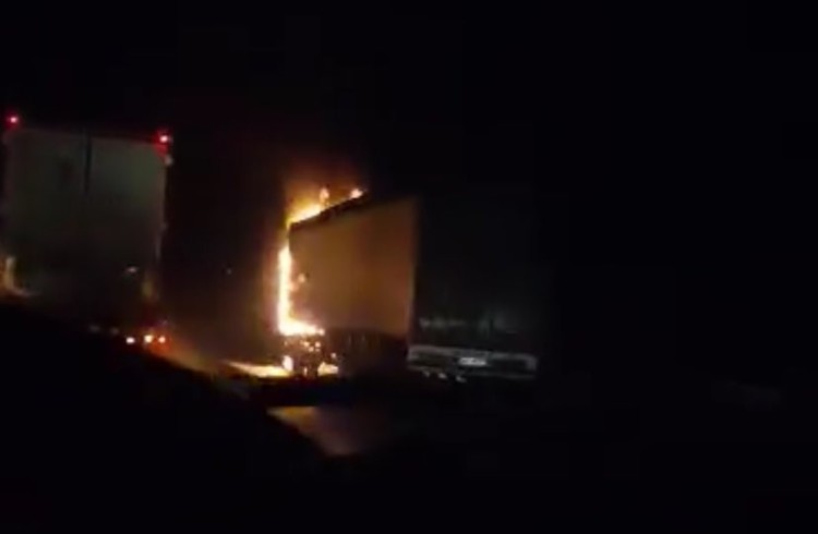 Pożar tira na S8. Droga w stronę Warszawy jest całkowicie zablokowana, Kadr z nagrania/użyczone