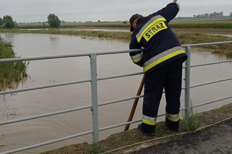 Wrocław: Najwyższy alert powodziowy. Rzeka może wystąpić z brzegów [LISTA OSIEDLI], OSP Pustków Wilczkowski