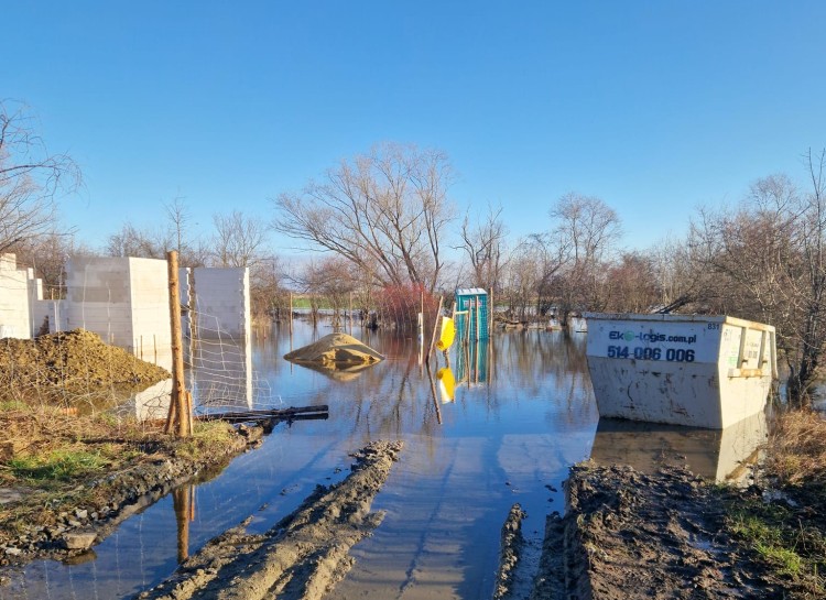 Alarm powodziowy: woda w domach i na podwórkach, rzeka podmywa ulice. Układają worki z piaskiem, OSP Węgry