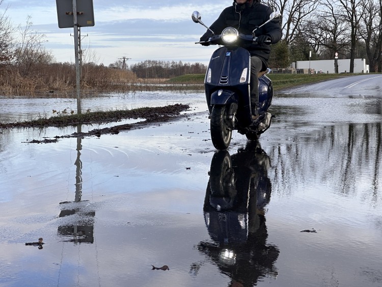 Alarm powodziowy: Woda zalała dwie drogi do Wrocławia, Jakub Jurek