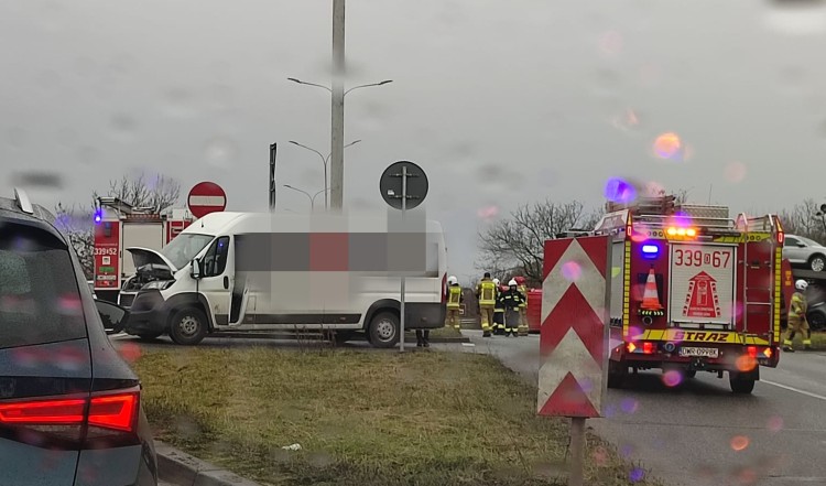 Wypadek w Mirkowie. Auto przewróciło się na bok, ranna jedna osoba, Grupa Suszą