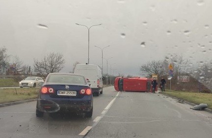 Wypadek w Mirkowie. Auto przewróciło się na bok, ranna jedna osoba, Martin Geczew