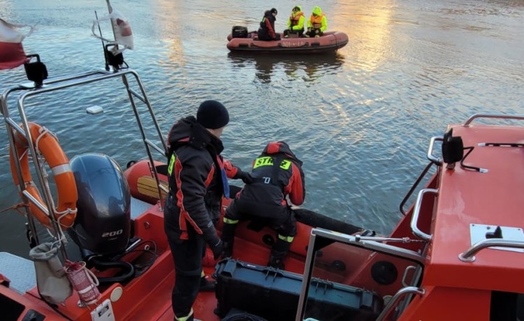 Z rzeki w centrum Wrocławia wyłowiono ciało młodego człowieka, Wodna Służba Ratownicza