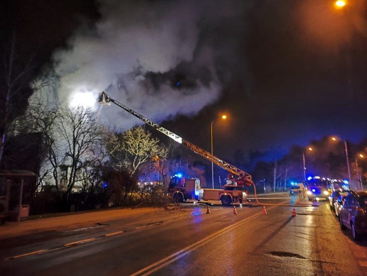 Pożar domu na Kozanowie. Mężczyzna na pomoc czekał na dachu, Komenda Miejska PSP we Wrocławiu