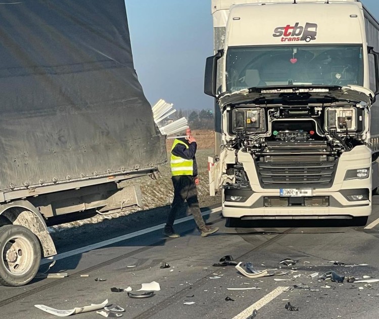 Wypadek ciężarówek na Wschodniej Obwodnicy Wrocławia, Uniwer Auto