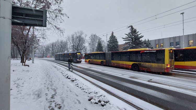 Wrocław: Zimowy armagedon na drogach. Wypadki i utrudnienia, Korespondenci MPK