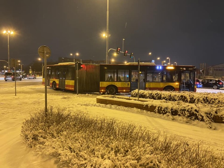 Atak zimy we Wrocławiu. Nadal koszmarne warunki na drogach, Radosław Kurzaj