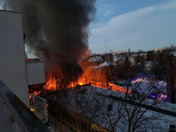 Pożar na al. Wiśniowej. Spaliło się sześć aut, jedna osoba ranna, Zdjęcie nadesłane przez czytelnika