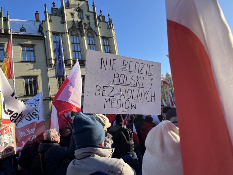 Protest Wolnych Polaków we Wrocławiu. Zwolennicy PiS: 