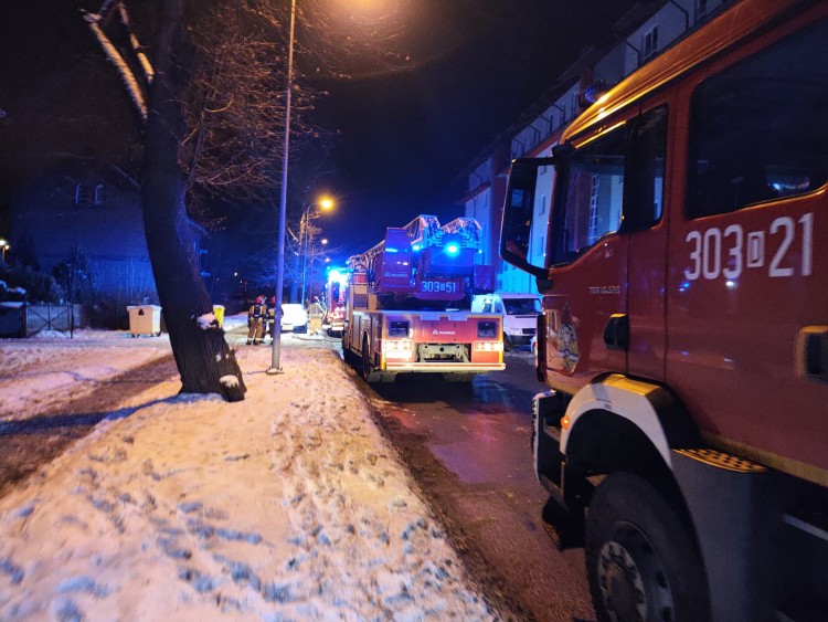 Pożar domu na Brochowie. Zapalił się strop, ewakuowano kilka osób, KM PSP Wrocław