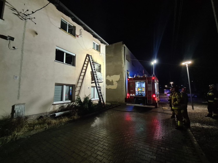Pożar mieszkania w Kobierzycach. 3 osoby ranne, 18 ewakuowanych, OSP Pustków Żurawski