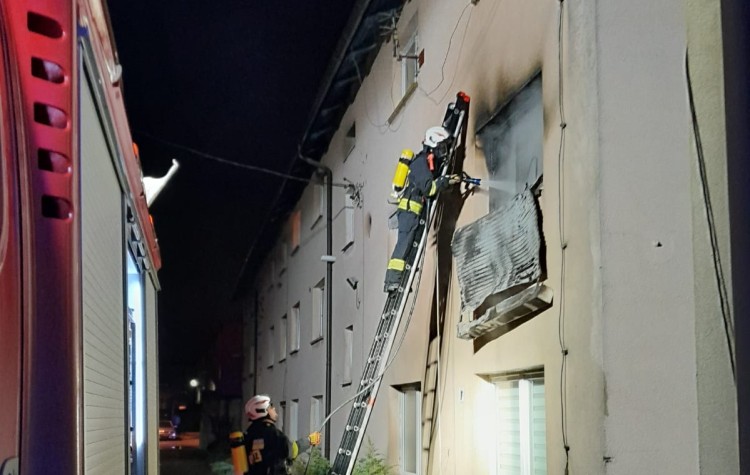 Pożar mieszkania w Kobierzycach. 3 osoby ranne, 18 ewakuowanych, OSP Pustków Żurawski